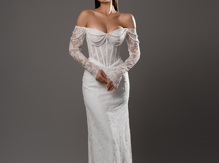 Кружевное свадебное платье русалка с декором из бус фото