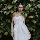 Свадебное платье мини с нежным узором на юбке фото