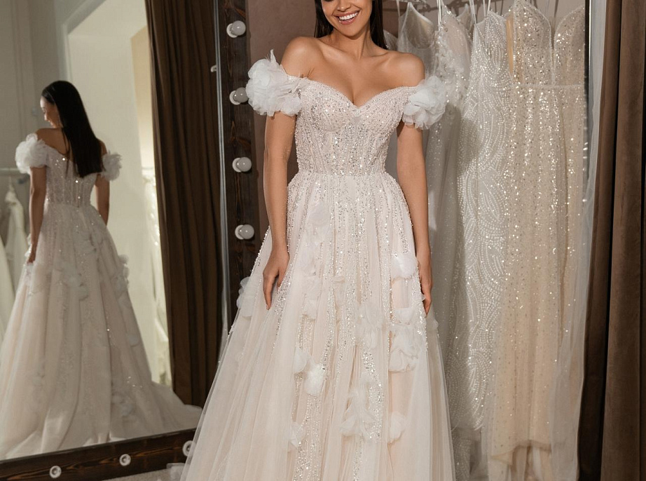 Роскошное свадебное платье с объемными цветами фото