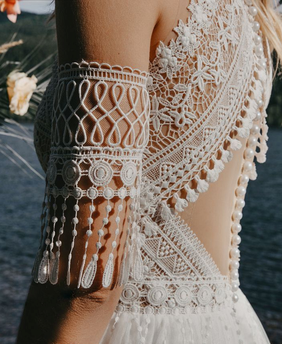 Нежное свадебное платье с кружевным верхом фото