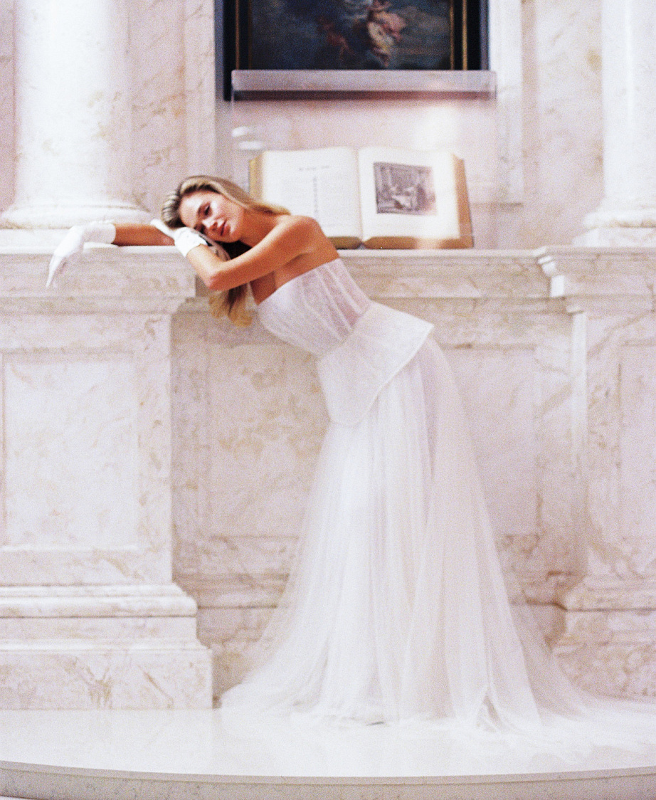 Нежный свадебный комплект с баской фото