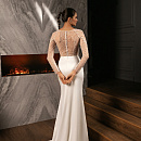 Атласное свадебное платье рыбка с кружевной спинкой и рукавами фото