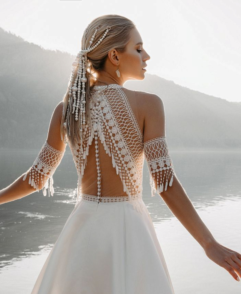 Оригинальное свадебное платья с атласной юбкой фото