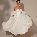 Белое свадебное платье миди с объемными рукавами фото