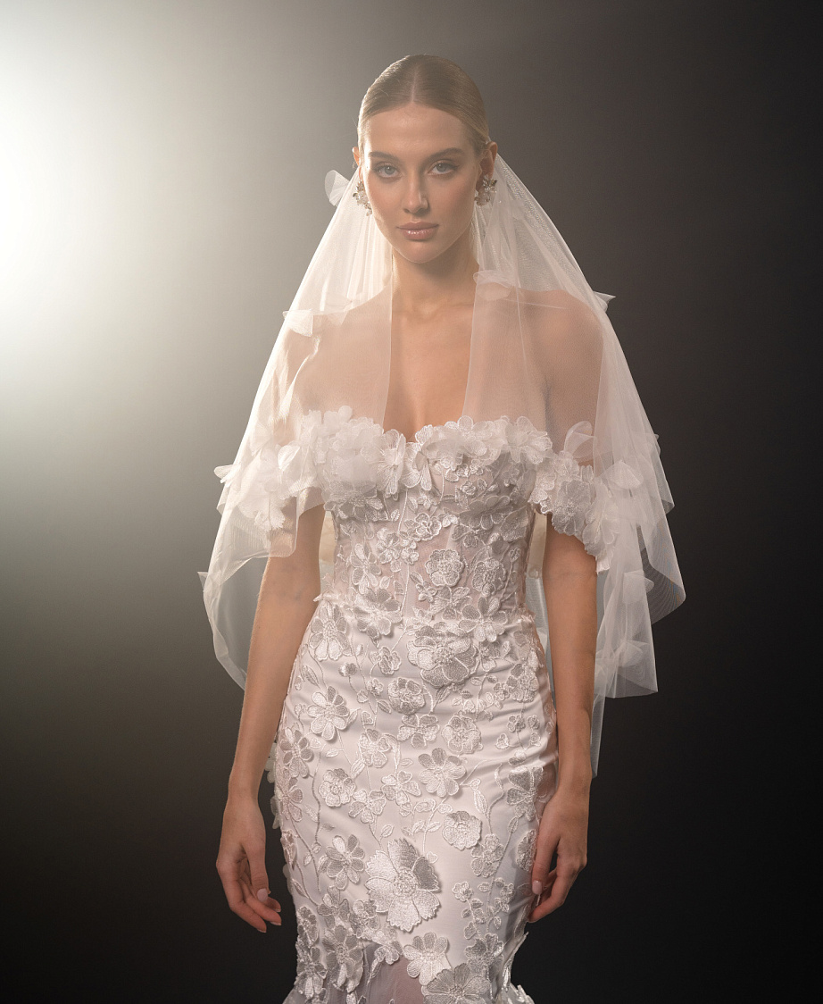 Роскошное свадебное платье с объемным кружевом фото