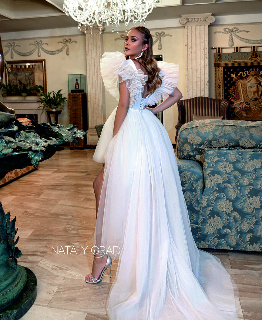 Короткое свадебное платье из фатина со шлейфом фото