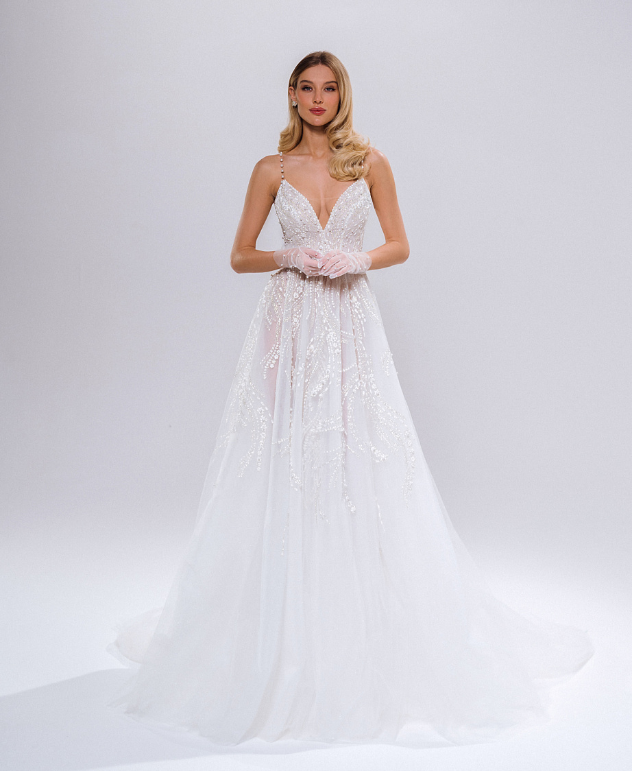 Сверкающее свадебное платье на тонких бретельках фото