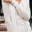 Белый свитер с пайетками