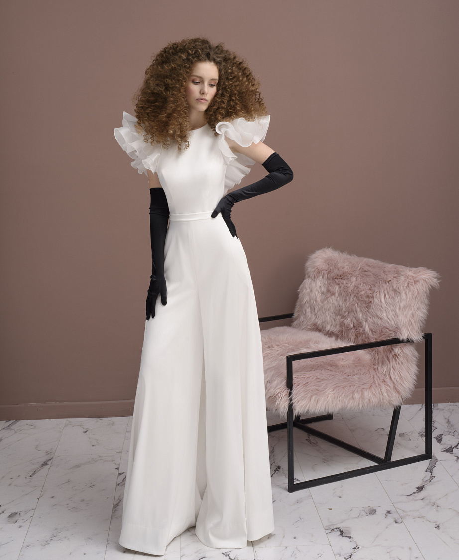 Свадебный комбинезон с рюшами фото