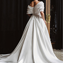 Белое свадебное платье со спущенными плечиками фото