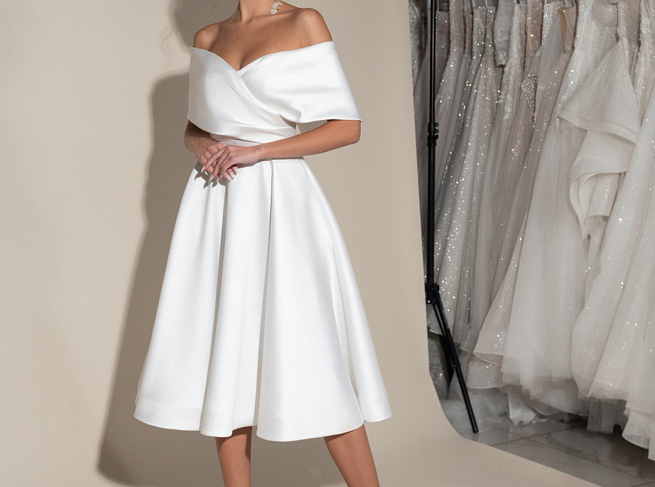 Атласное свадебное платье с карманами длины миди фото