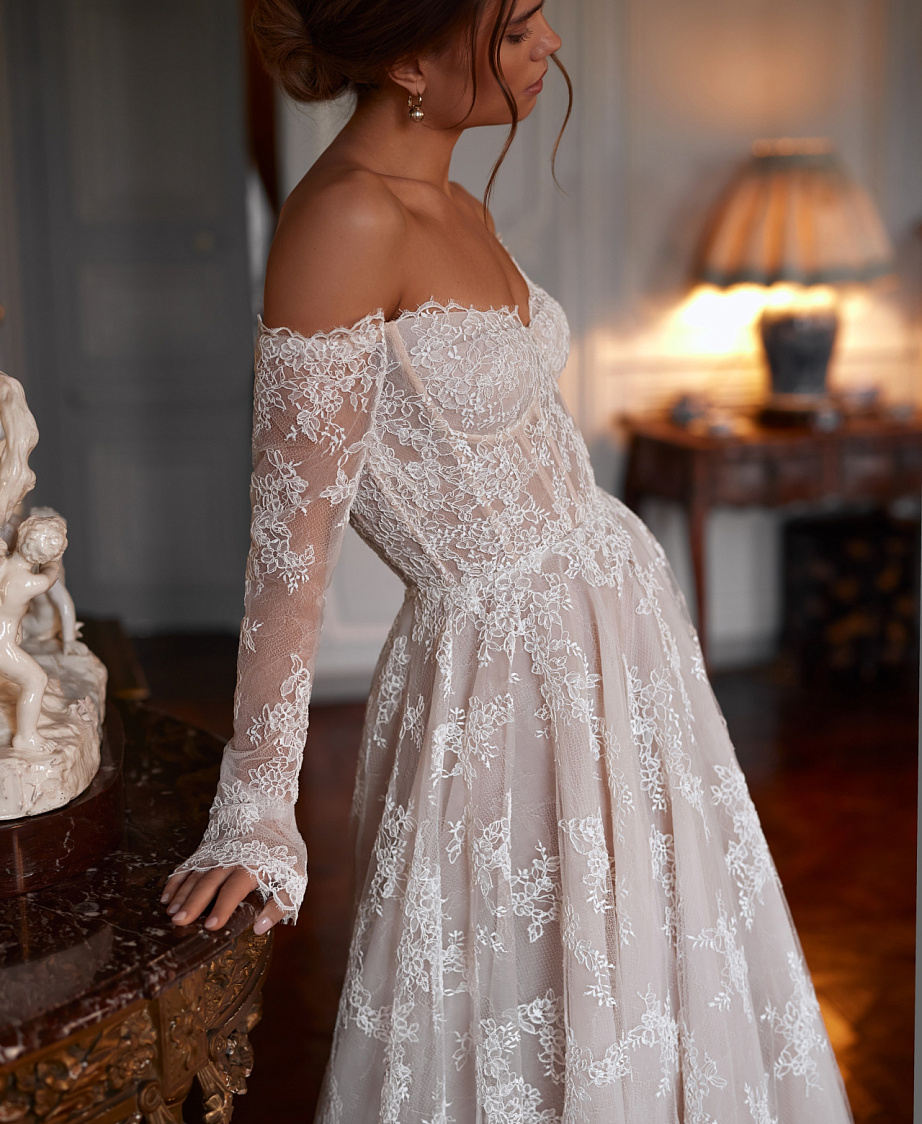 Кружевное свадебное платье с рукавами и шлейфом фото