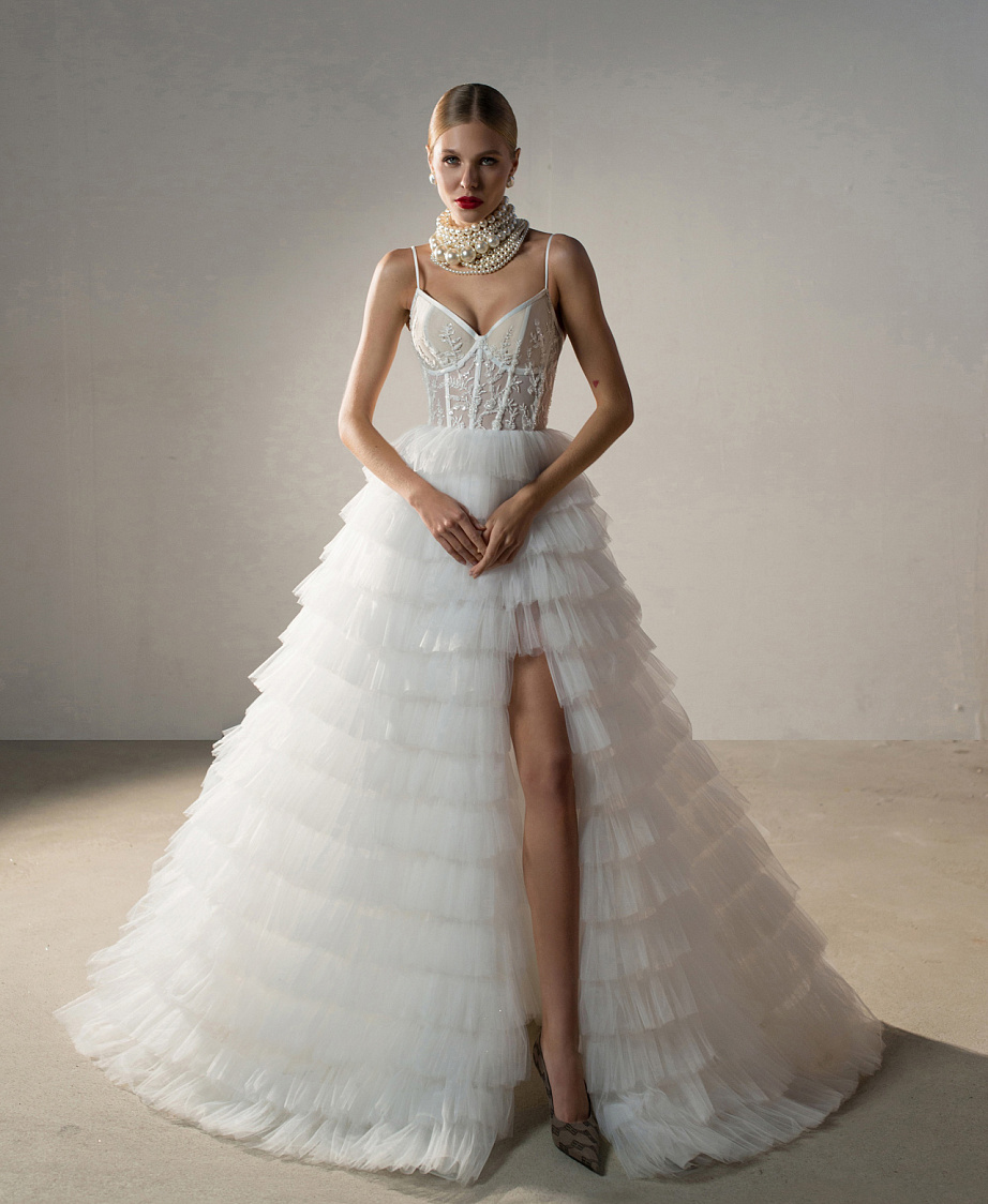 Свадебное платье с многоярусной юбкой и кружевом на корсете фото