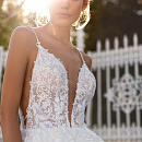 Сверкающее платье с декольте и открытой спиной фото