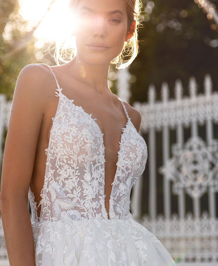 Сверкающее платье с декольте и открытой спиной фото