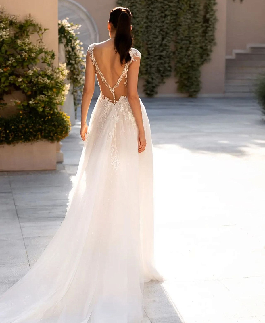 Струящееся платье с разрезом от бедра фото