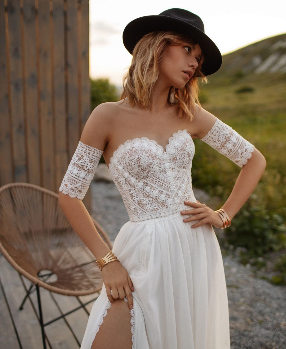Стильное свадебное платье бохо с разрезом фото