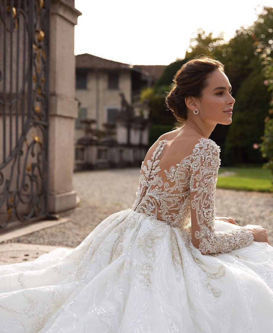 Свадебное платье с кружевными рукавами, расшитое жемчугом и стеклярусом фото