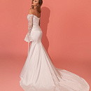 Атласное свадебное платье рыбка с кружевными рукавами-клёш фото