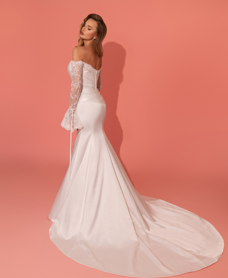 Атласное свадебное платье рыбка с кружевными рукавами-клёш фото
