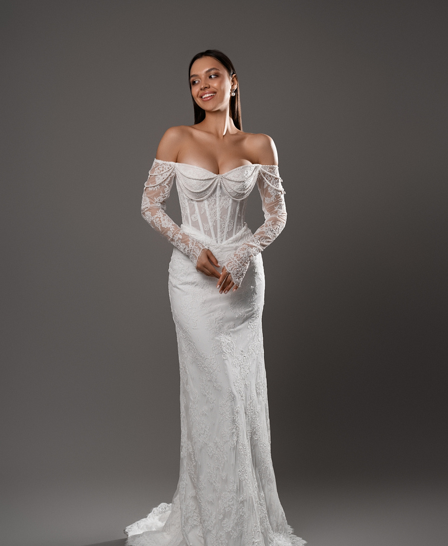 Кружевное свадебное платье русалка с декором из бус фото