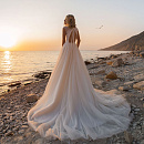 Легкое свадебное платье с открытой спиной фото