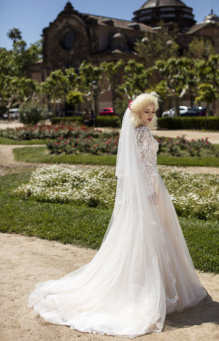 Длинная свадебная фата с объемным кружевом фото