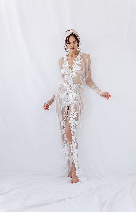 Прозрачный пеньюар с красивым кружевом фото