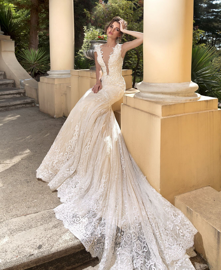 Кружевная русалка с красивым декольте фото