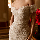 Роскошное облегающее свадебное платье с открытыми плечами фото