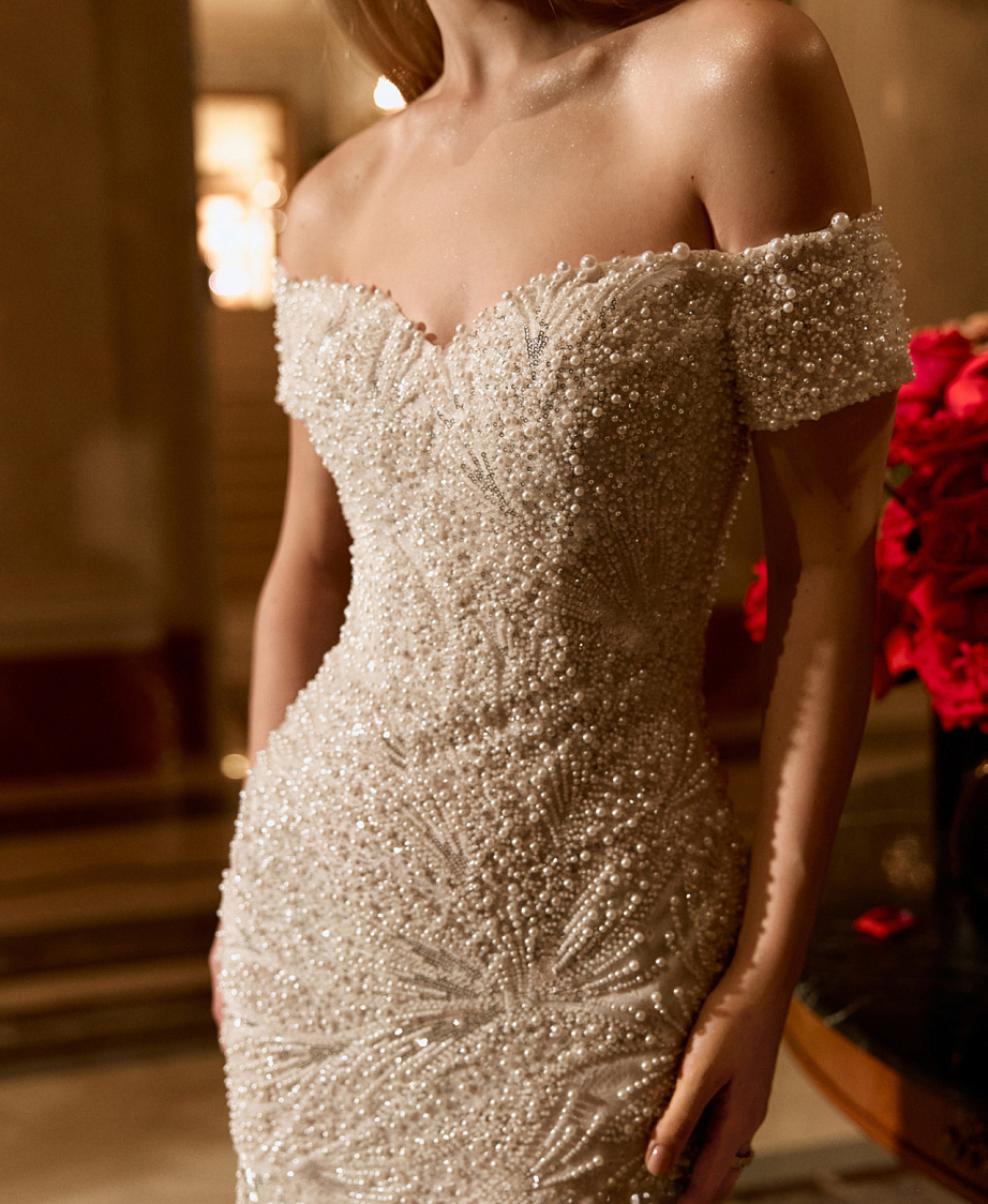 Роскошное облегающее свадебное платье с открытыми плечами фото