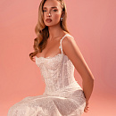 Роскошное кружевное свадебное платье на тонких бретелях фото