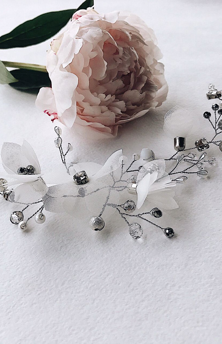 Нежное украшение в волосы фото