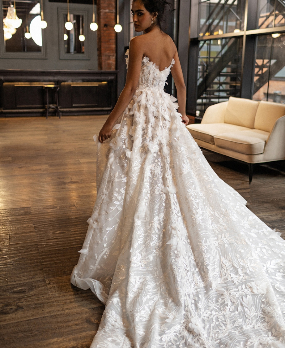 Стильное свадебное платье декорированное объемными цветами фото