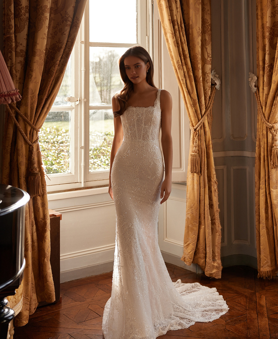 Роскошная русалка с квадратным вырезом и пышным слейфом фото