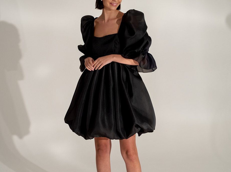 Короткое чёрное платье с объемными рукавами фото