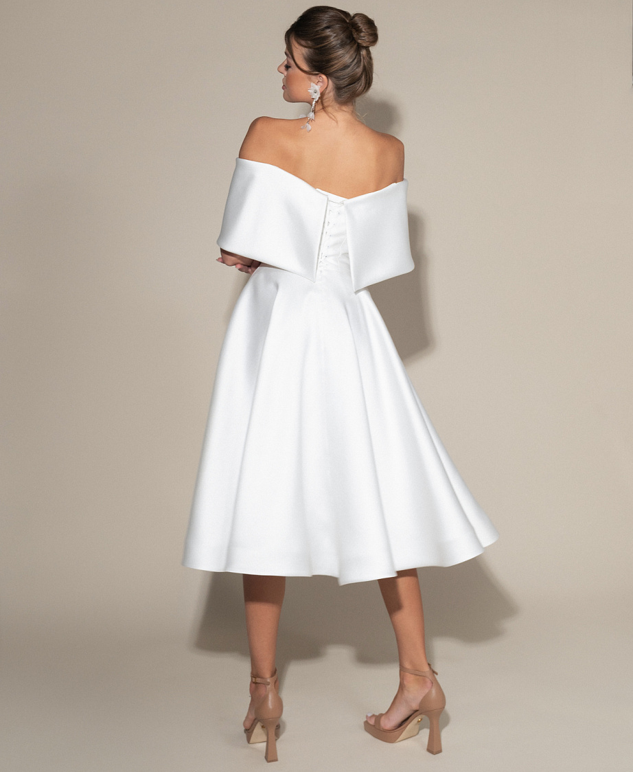 Атласное свадебное платье с карманами длины миди фото