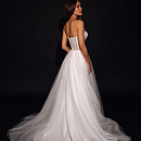 Легкое свадебное платье с корсетом и открытым верхом фото