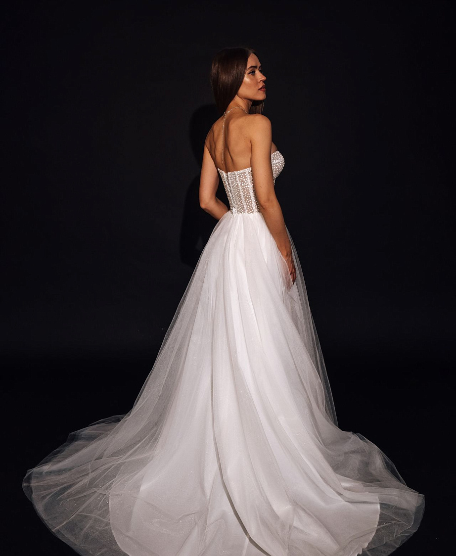 Легкое свадебное платье с корсетом и открытым верхом фото