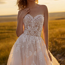 Кружевное свадебное платье с кейпом