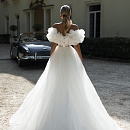 Воздушное свадебное платье с необычным корсетом фото