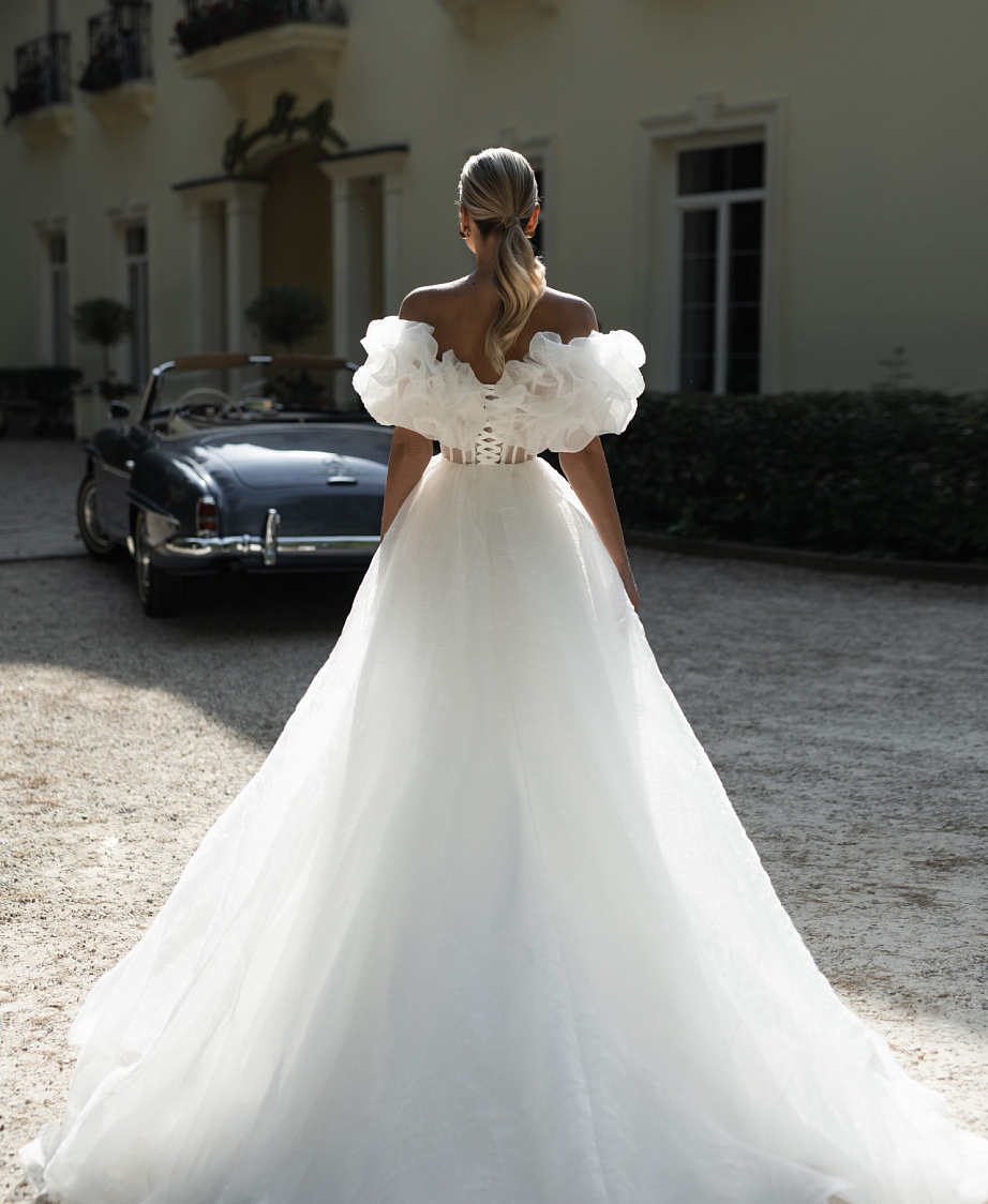 Воздушное свадебное платье с необычным корсетом фото