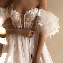 Кружевное свадебное платье с объемными цветами фото