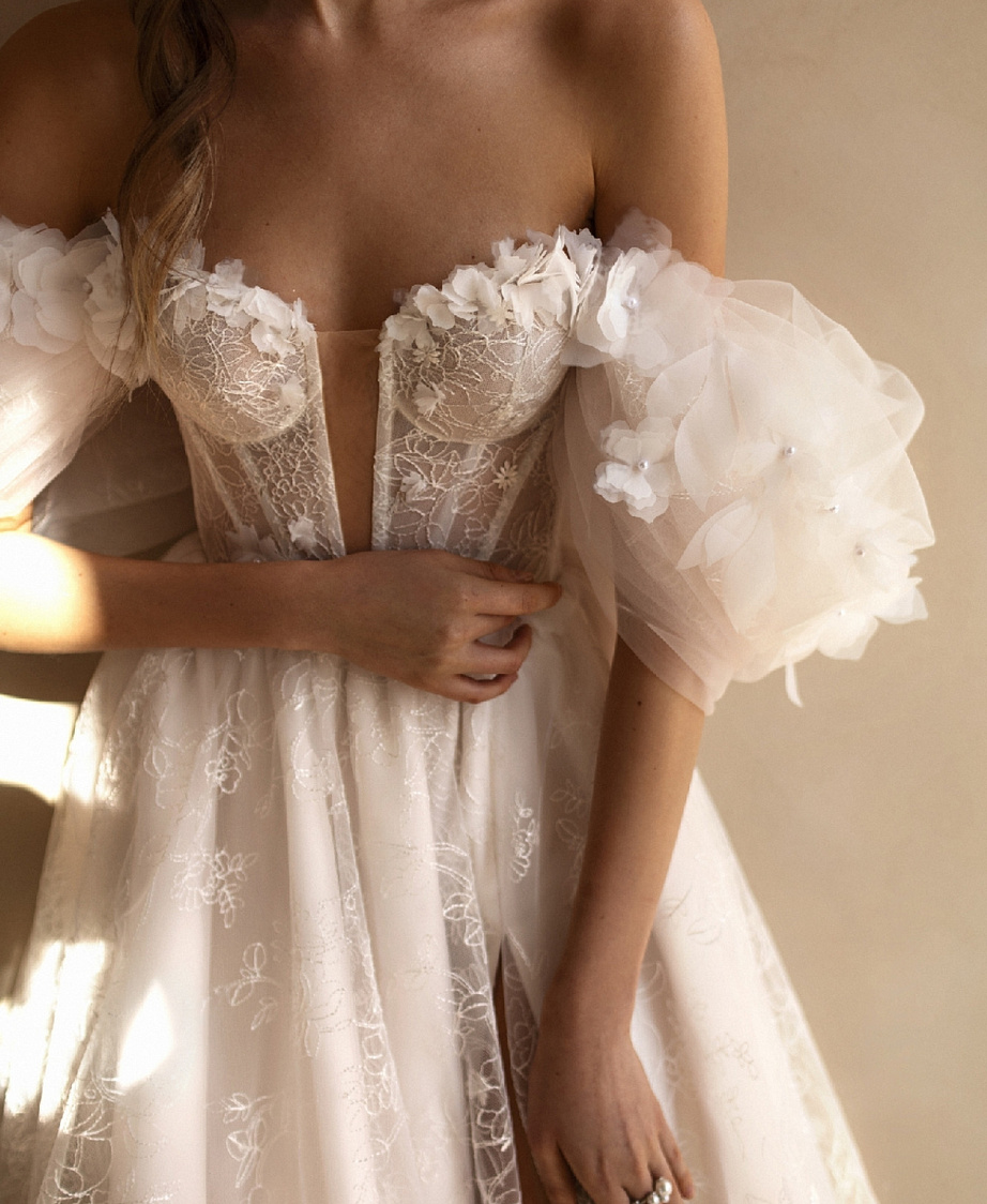 Кружевное свадебное платье с объемными цветами фото