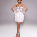 Короткое кружевное свадебное платье с перчатками фото