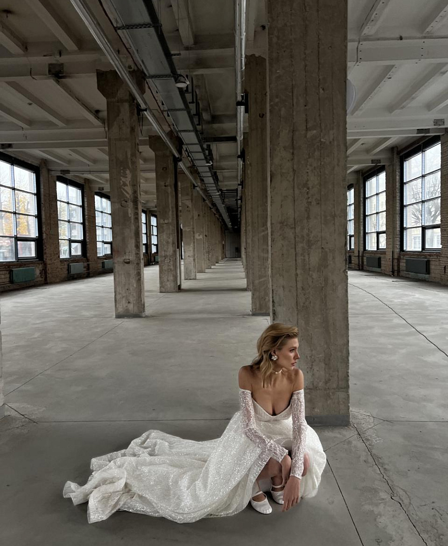 Роскошное мерцающее свадебное платье с рукавами фото