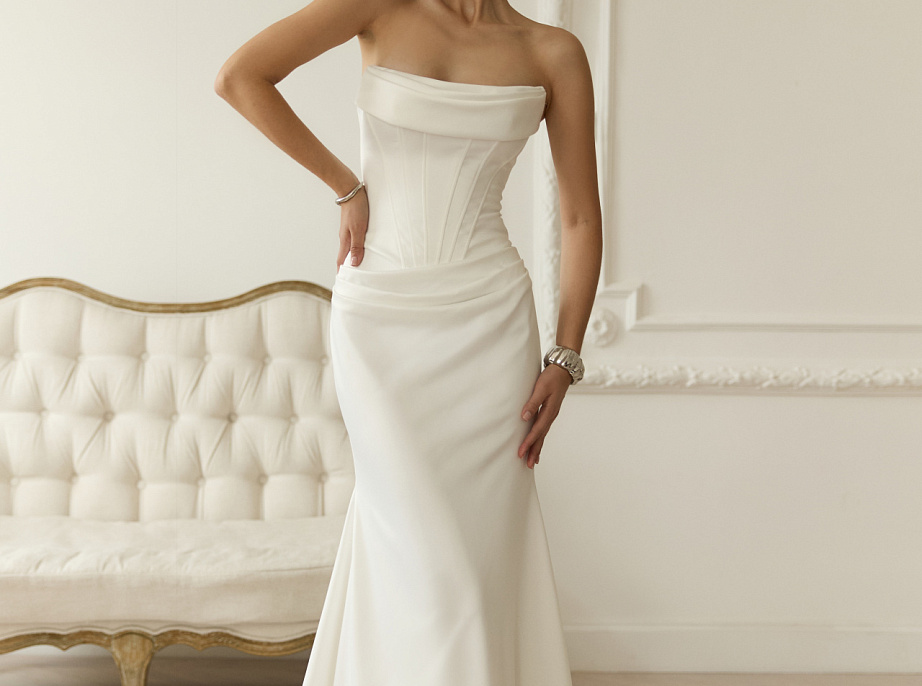 Атласное свадебное платье со съемными жемчужными бретелями фото