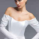 Атласное свадебное платье русалка с открытыми плечами фото