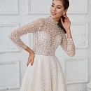 Закрытое блестящее свадебное платье с рукавами фото