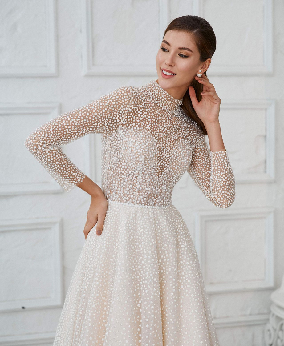 Закрытое блестящее свадебное платье с рукавами фото